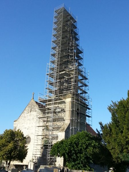 Montage d'échafaudage sur Eglise de plus de 30 m de haut proche de bordeaux