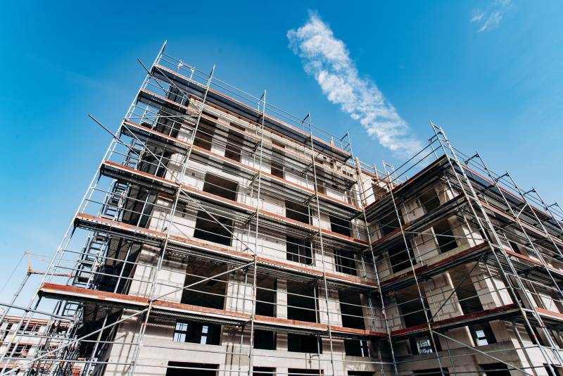 Location d’échafaudage pour charpentiers en Gironde : sécurité, accès modulables et chantier optimisé