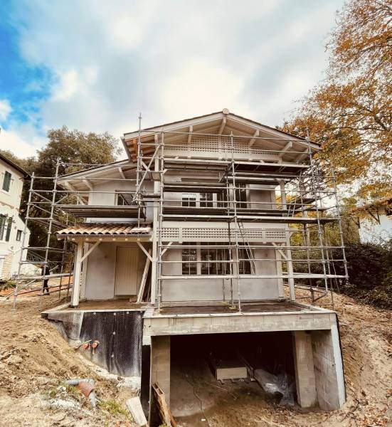 Mise en sécurité avec une mise en place d'échafaudages de pieds fixes autour de la maison sur La commune de la Teste de Buch